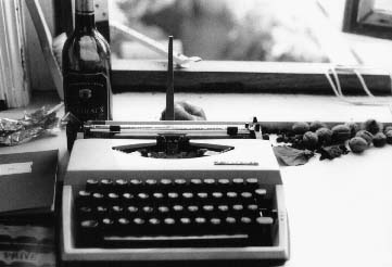 typemachine in raam, zwart wit